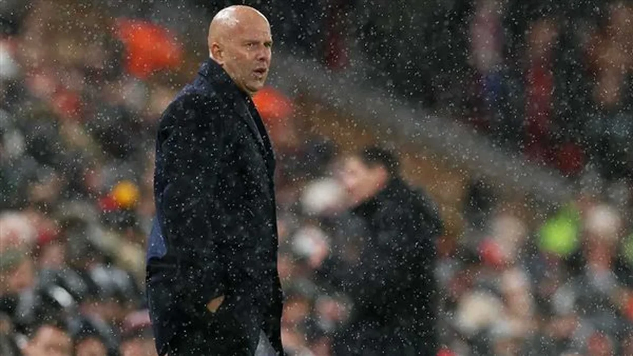 أرني سلوت بالقرب من الرحيل بعد سقوط تاريخي لليفربول في دوري الأبطال